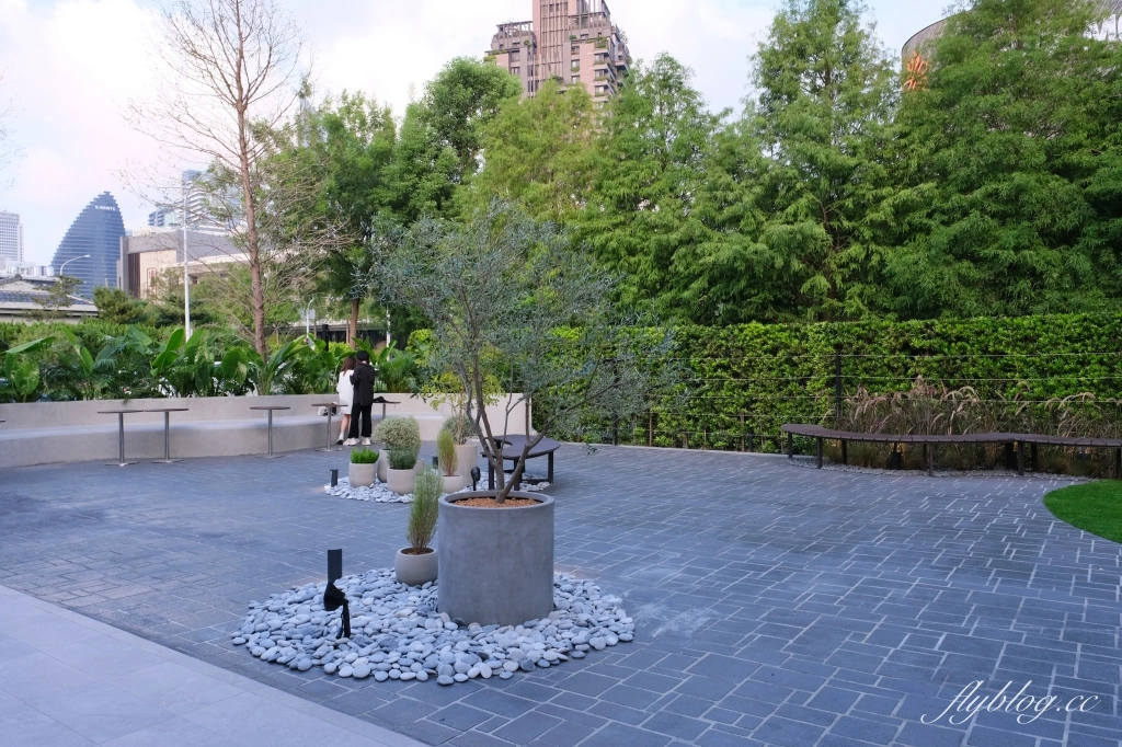 台中西屯｜Sundate cafe．七期獨棟純白落地窗建築，還有大片庭院戶外美拍 @飛天璇的口袋