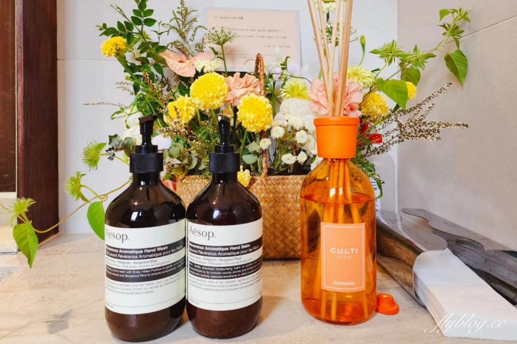 台中西屯｜Sundate cafe．七期獨棟純白落地窗建築，還有大片庭院戶外美拍 @飛天璇的口袋