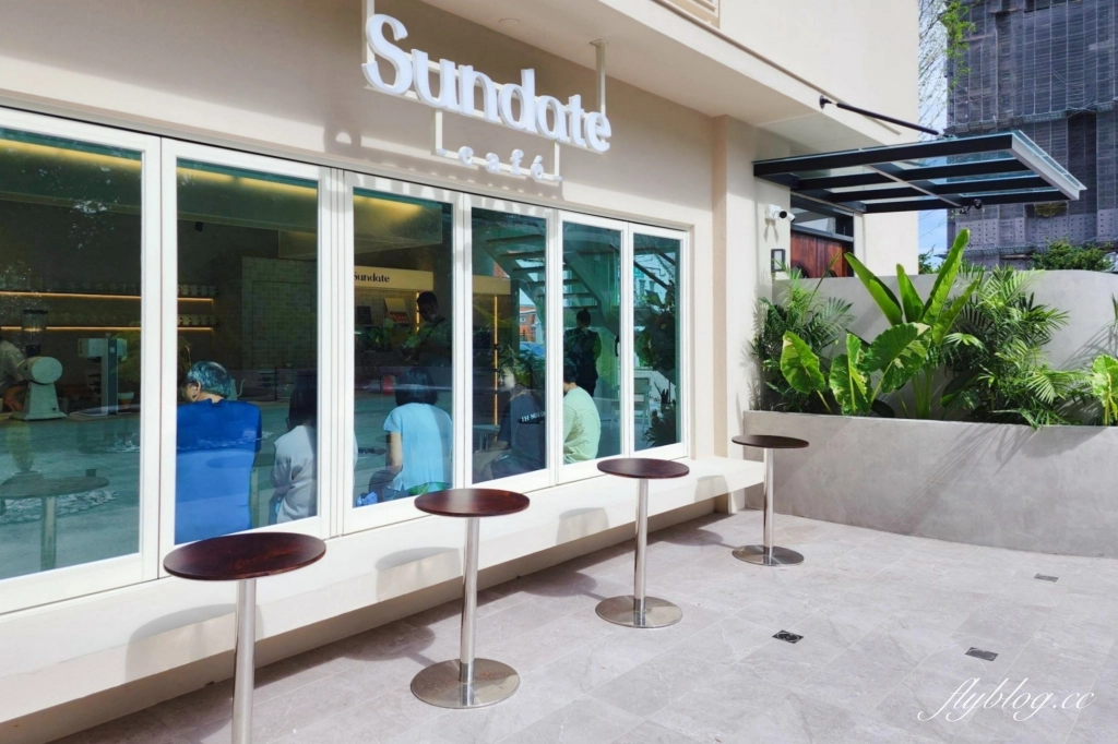 台中西屯｜Sundate cafe．七期獨棟純白落地窗建築，還有大片庭院戶外美拍 @飛天璇的口袋