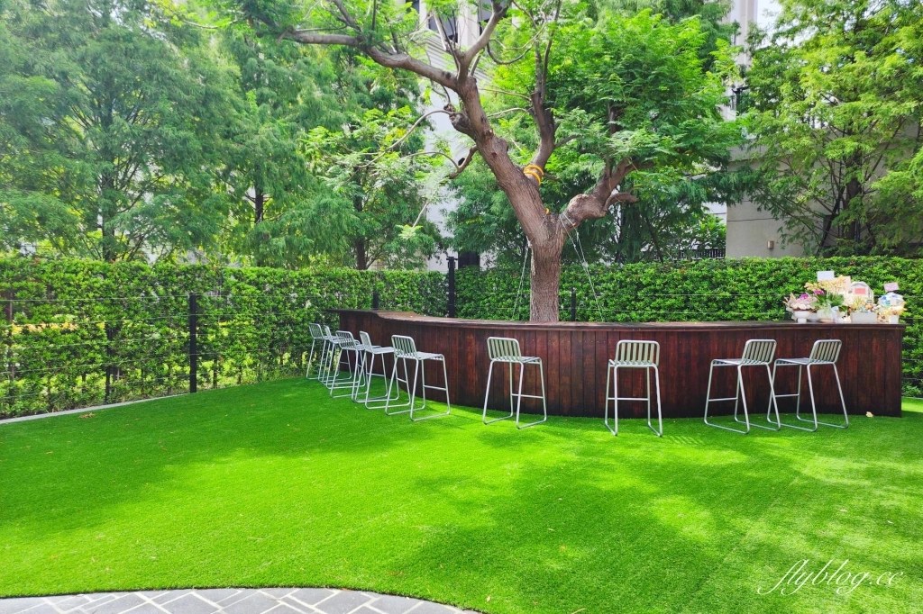 台中西屯｜Sundate cafe．七期獨棟純白落地窗建築，還有大片庭院戶外美拍 @飛天璇的口袋