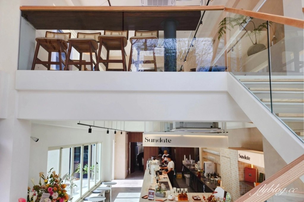 台中西屯｜Sundate cafe．七期獨棟純白落地窗建築，還有大片庭院戶外美拍 @飛天璇的口袋