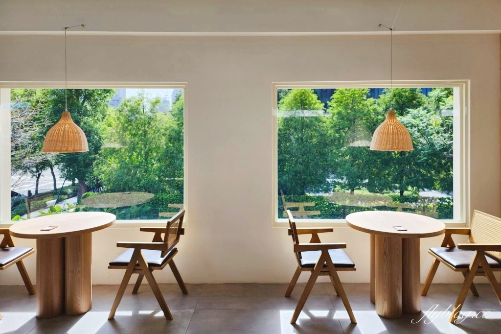 台中西屯｜Sundate cafe．七期獨棟純白落地窗建築，還有大片庭院戶外美拍 @飛天璇的口袋