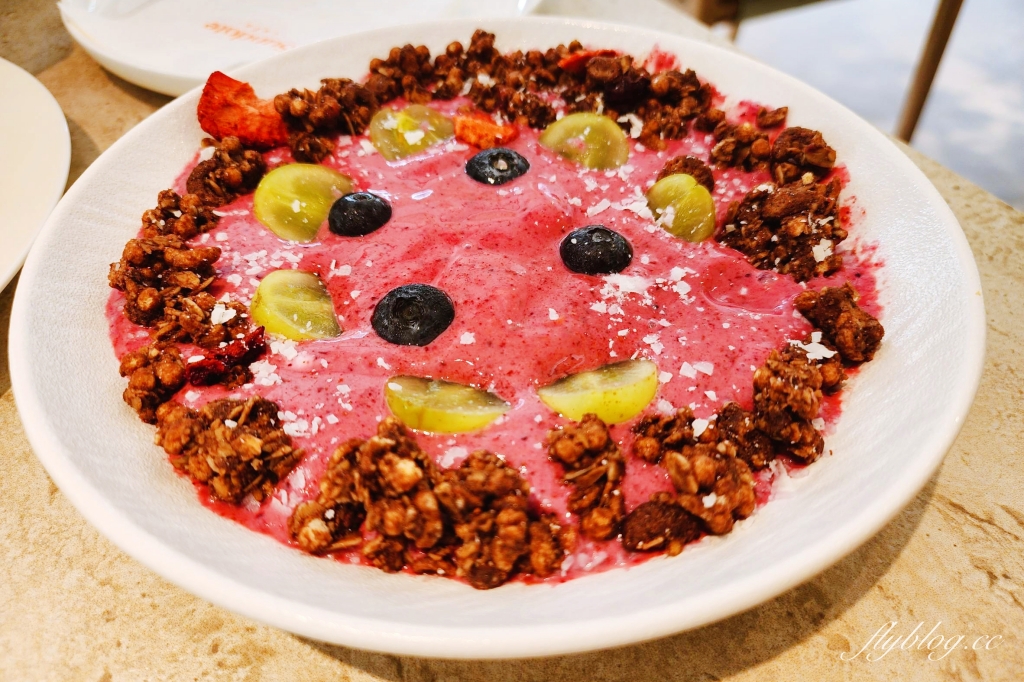 台中西屯｜Sundate cafe．七期獨棟純白落地窗建築，還有大片庭院戶外美拍 @飛天璇的口袋