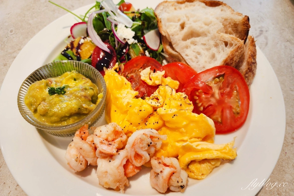 台中西屯｜Sundate cafe．七期獨棟純白落地窗建築，還有大片庭院戶外美拍 @飛天璇的口袋