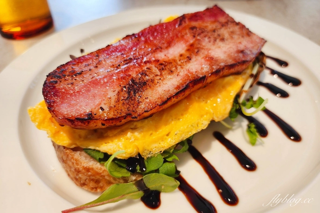 台中西屯｜Sundate cafe．七期獨棟純白落地窗建築，還有大片庭院戶外美拍 @飛天璇的口袋