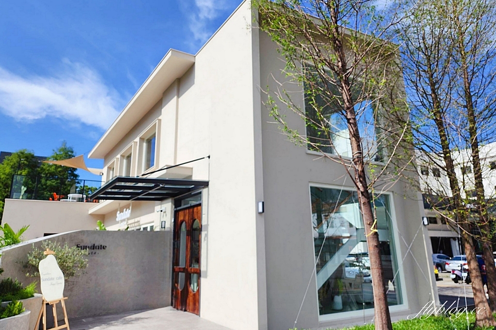 台中西屯｜Sundate cafe．七期獨棟純白落地窗建築，還有大片庭院戶外美拍 @飛天璇的口袋