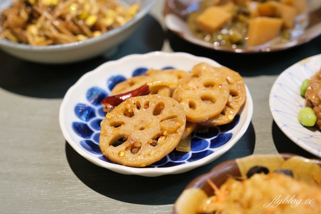 台中西區｜繡球麵店．節氣小菜更是亮點，米其林必比登推薦台中文青麵店 @飛天璇的口袋