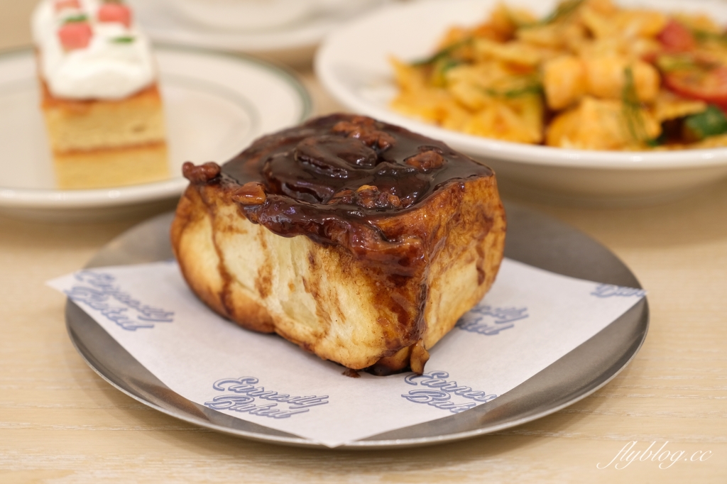 台中西屯｜Heritage Bakery & Cafe．台北知名肉桂捲甜點店，進駐UR LIVING生活美學大隆店 @飛天璇的口袋