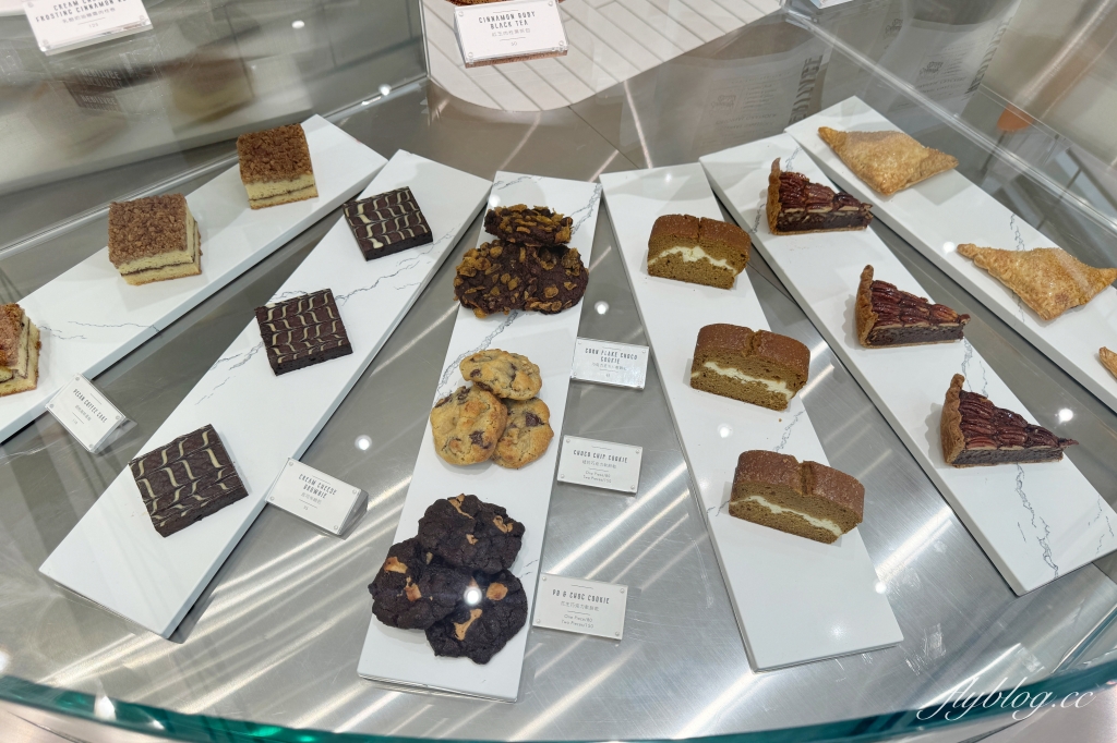 台中西屯｜Heritage Bakery & Cafe．台北知名肉桂捲甜點店，進駐UR LIVING生活美學大隆店 @飛天璇的口袋