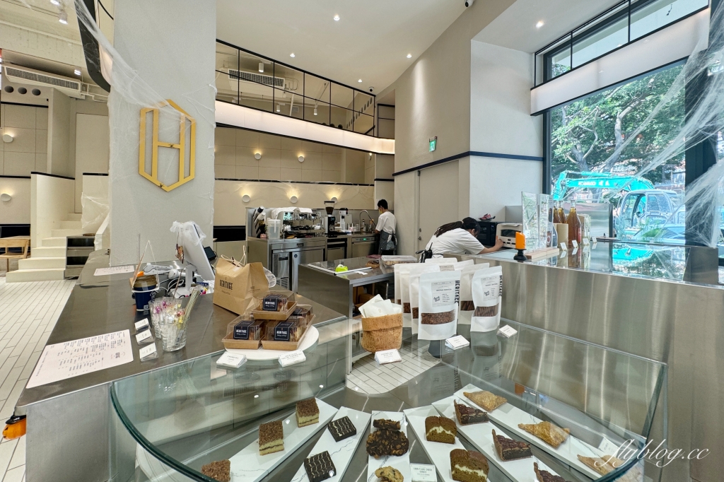 台中西屯｜Heritage Bakery & Cafe．台北知名肉桂捲甜點店，進駐UR LIVING生活美學大隆店 @飛天璇的口袋