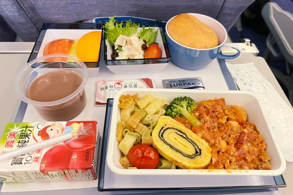 馬來西亞吉隆坡｜中華航空 CI721 台北&ndash;吉隆坡 Boeing 777-300ER，五桐號聯名冰淇淋 @飛天璇的口袋