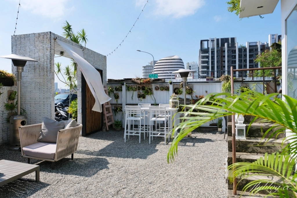 台中西屯｜Le Tr&eacute;sor她說．水湳純白老宅咖啡館，是早午餐甜點店也是餐酒館 @飛天璇的口袋