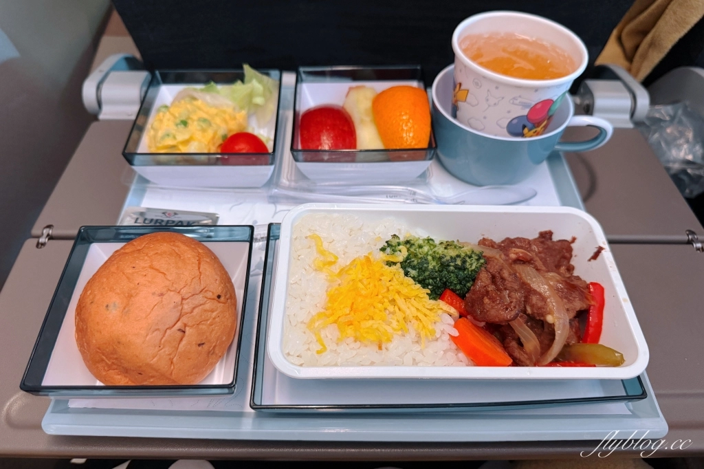 馬來西亞吉隆坡｜中華航空 CI721 台北&ndash;吉隆坡 Boeing 777-300ER，五桐號聯名冰淇淋 @飛天璇的口袋