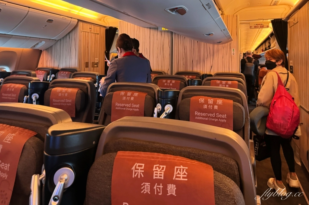 馬來西亞吉隆坡｜中華航空 CI721 台北&ndash;吉隆坡 Boeing 777-300ER，五桐號聯名冰淇淋 @飛天璇的口袋