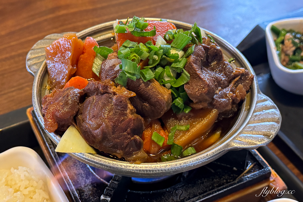 台中北區｜雙漁堂複合式餐廳．中國醫藥大學附近美食，必點麻油雞和牛肉煲 @飛天璇的口袋