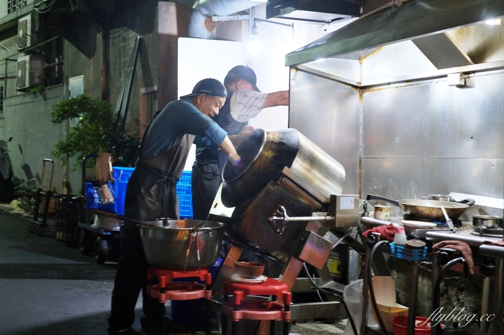 台中北區|阿源麻油雞.大家甘願在路邊排隊,大鍋炒的台中麻油雞 @飛天璇的口袋 台中北區|阿源麻油雞.大家甘願在路邊排隊,大鍋炒的台中麻油雞 @飛天璇的口袋