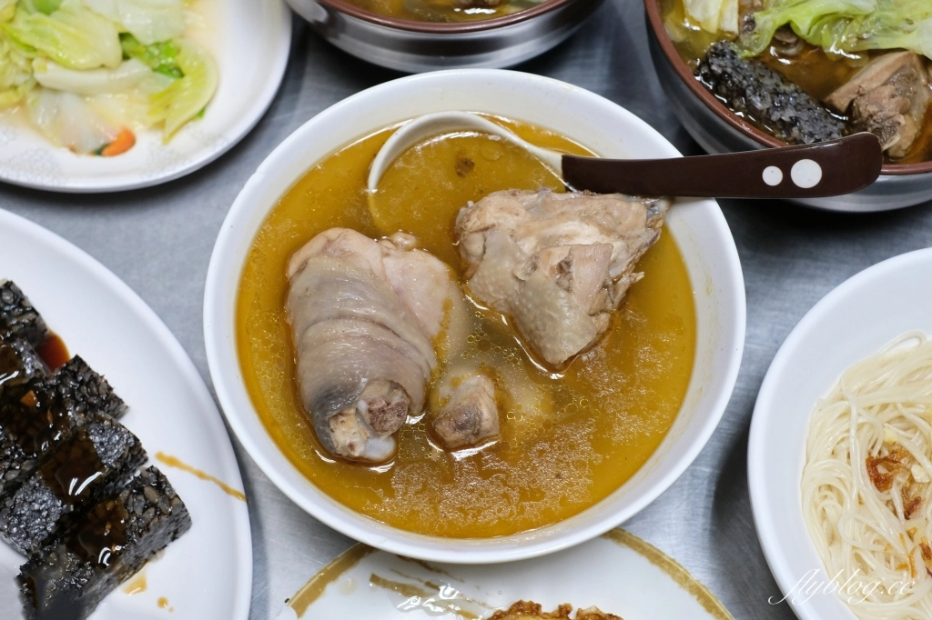 台中北區｜阿源麻油雞．大家甘願在路邊排隊，大鍋炒的台中麻油雞 @飛天璇的口袋