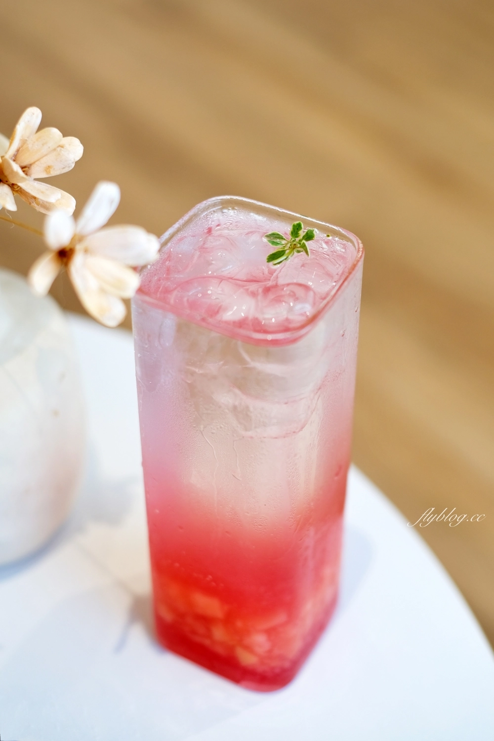 台中西屯｜OMOMO 韓系飲品咖啡廳．逢甲商圈網美咖啡館，吃得到可朗芙Croffle @飛天璇的口袋