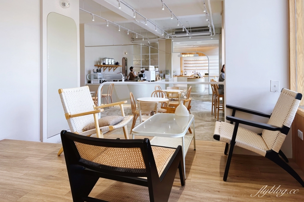 台中西屯｜OMOMO 韓系飲品咖啡廳．逢甲商圈網美咖啡館，吃得到可朗芙Croffle @飛天璇的口袋