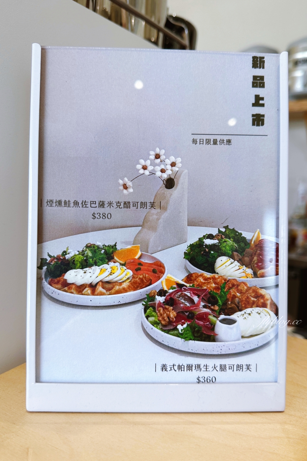 台中西屯｜OMOMO 韓系飲品咖啡廳．逢甲商圈網美咖啡館，吃得到可朗芙Croffle @飛天璇的口袋