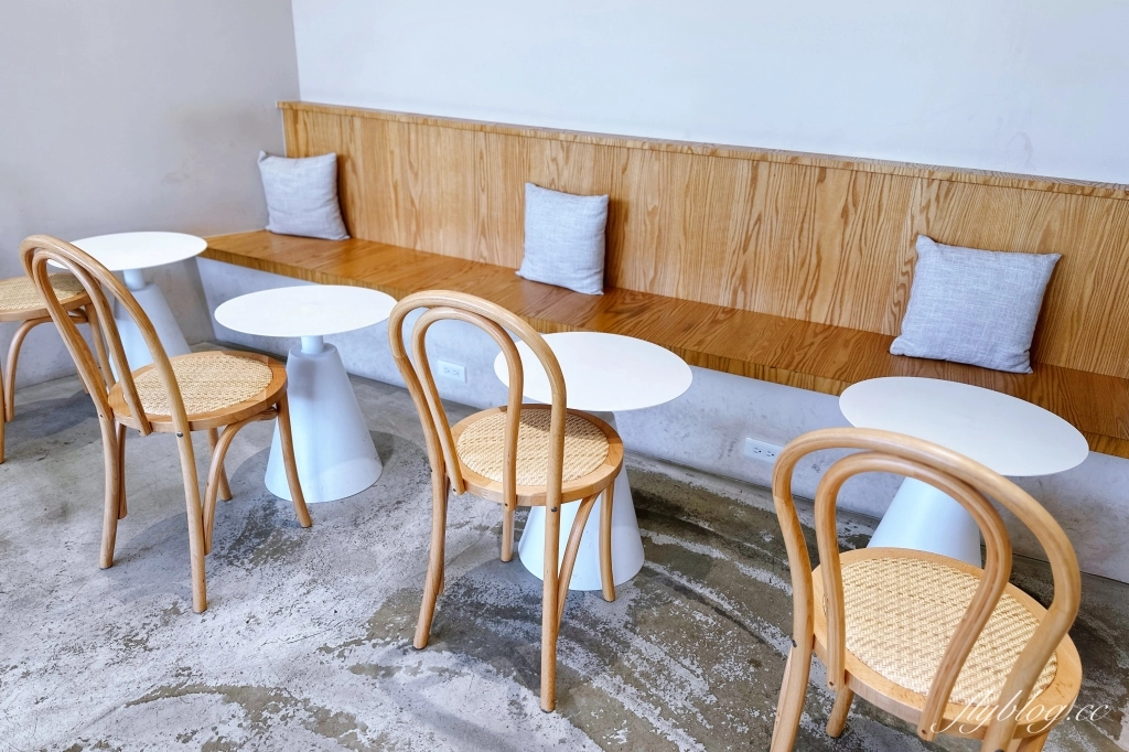 台中西屯｜OMOMO 韓系飲品咖啡廳．逢甲商圈網美咖啡館，吃得到可朗芙Croffle @飛天璇的口袋