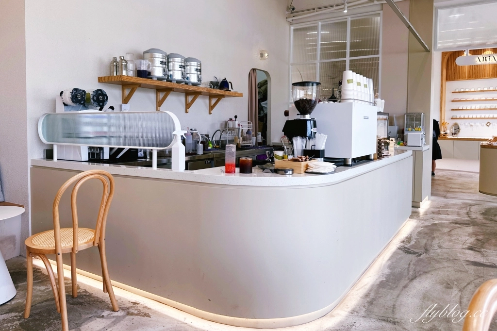 台中西屯｜OMOMO 韓系飲品咖啡廳．逢甲商圈網美咖啡館，吃得到可朗芙Croffle @飛天璇的口袋