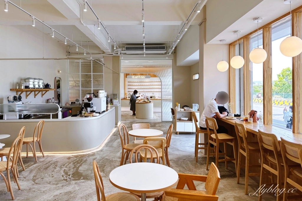 台中西屯｜OMOMO 韓系飲品咖啡廳．逢甲商圈網美咖啡館，吃得到可朗芙Croffle @飛天璇的口袋