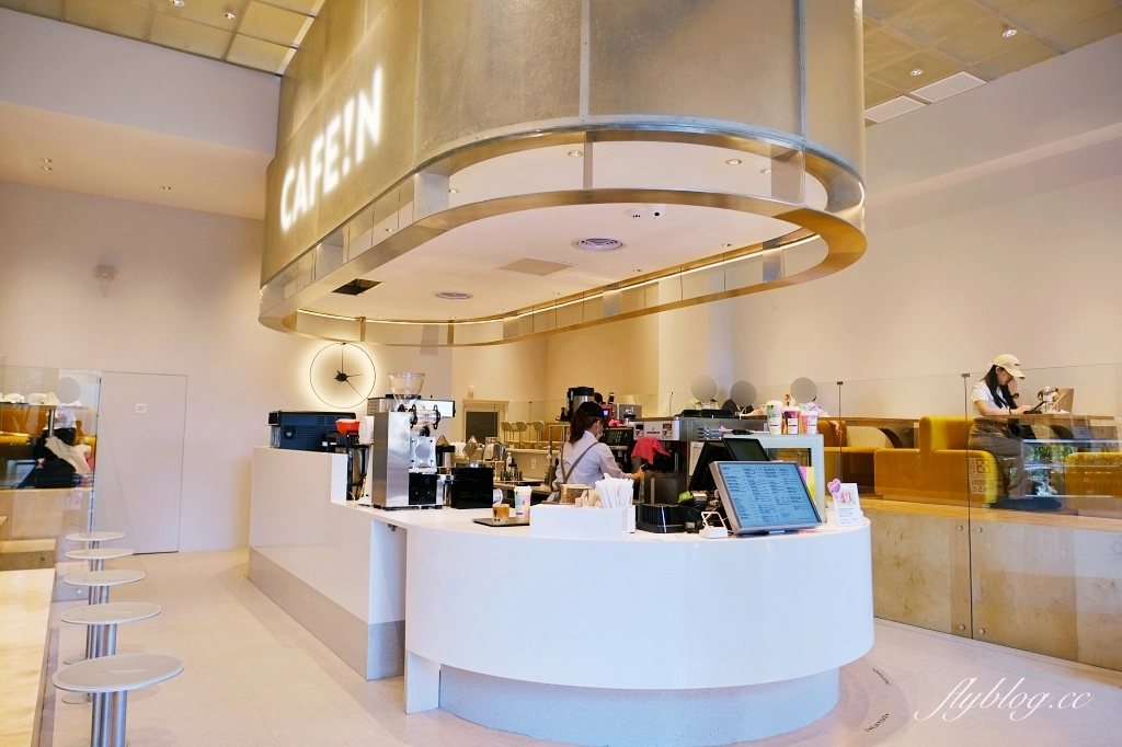 台中北屯｜CAFE!N 硬咖啡 台中機捷門市．純白韓系咖啡館，鄰近北屯捷運總站 @飛天璇的口袋