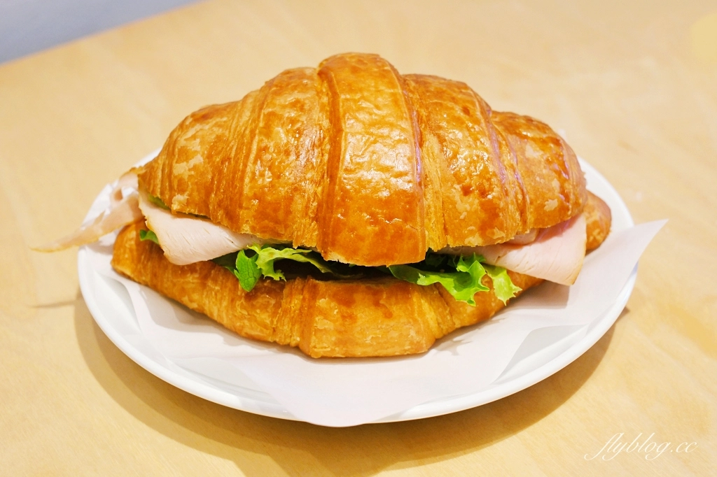 台中北屯｜CAFE!N 硬咖啡 台中機捷門市．純白韓系咖啡館，鄰近北屯捷運總站 @飛天璇的口袋