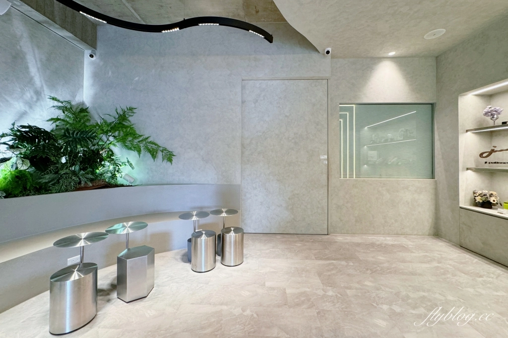 台中西屯｜階梯法式甜點．逢甲商圈甜點咖啡館，充滿現代感的裝潢設計 @飛天璇的口袋