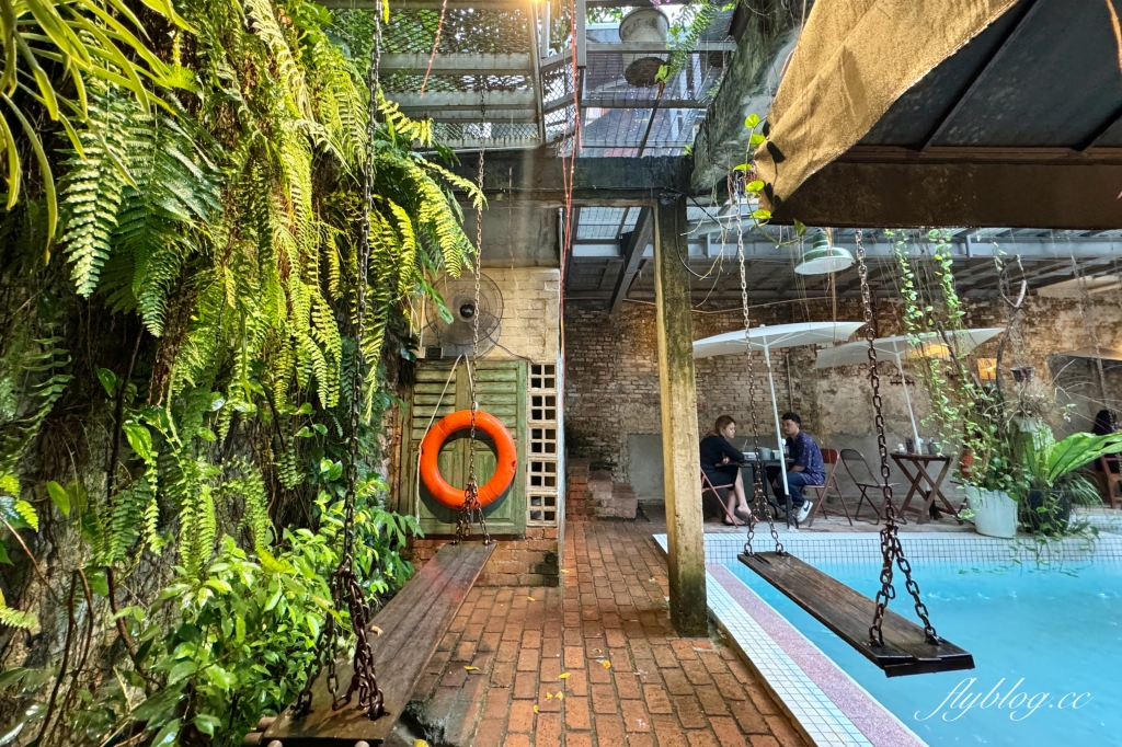 馬來西亞吉隆坡｜Kafe Kleptokrat．有泳池的渡假風咖啡館，茨廠街美食餐廳 @飛天璇的口袋