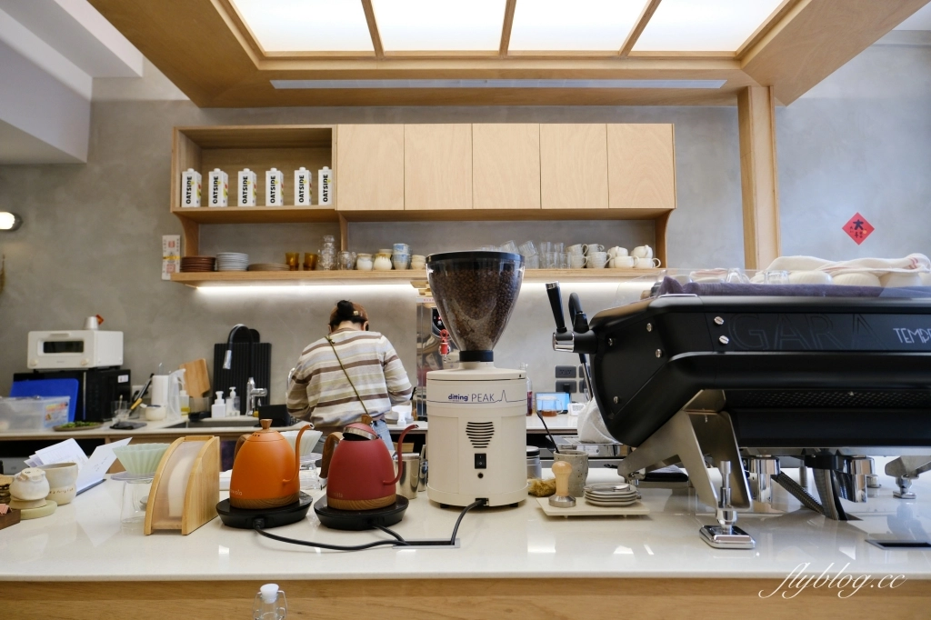 台中南屯｜鄰人咖啡．南屯捷運站文青咖啡館，二樓還有和式座位區 @飛天璇的口袋