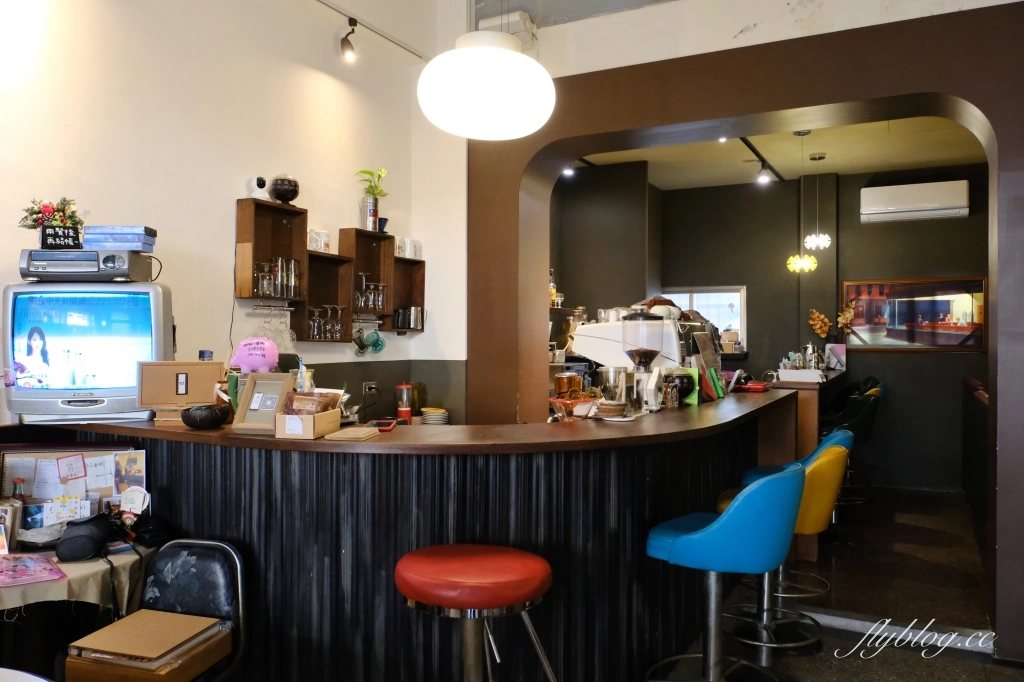 台中北區｜有己咖啡．宛如走進華燈初上場景，台中深夜咖啡館推薦 @飛天璇的口袋