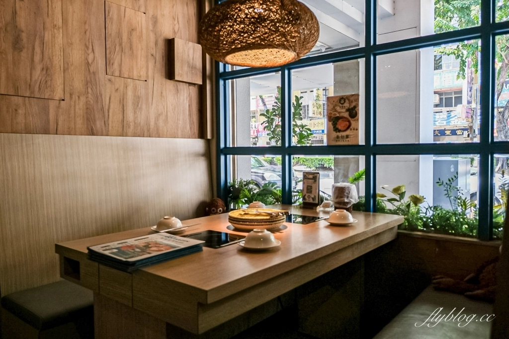 台中北屯｜鍋泰暖泰式南洋火鍋．充滿南洋風情的火鍋店，蔬菜自助吧、飲品、冰淇淋吃到飽 @飛天璇的口袋