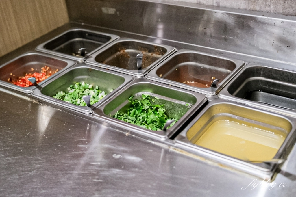 台中北屯｜鍋泰暖泰式南洋火鍋．充滿南洋風情的火鍋店，蔬菜自助吧、飲品、冰淇淋吃到飽 @飛天璇的口袋