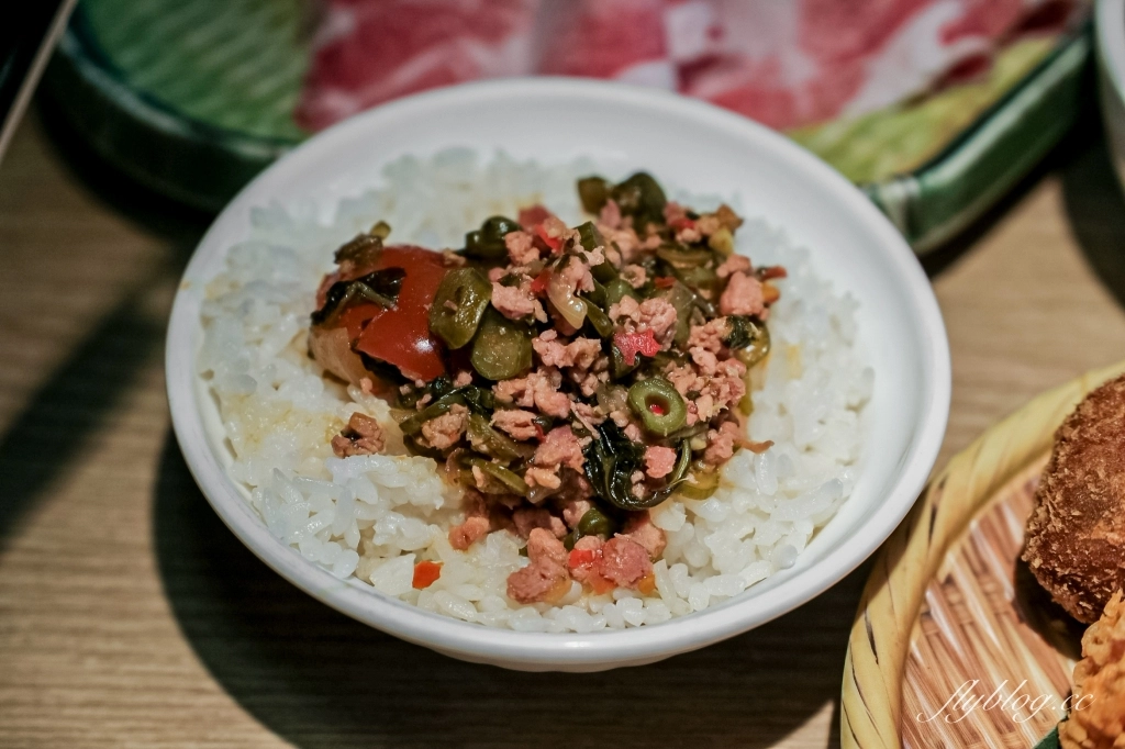 台中北屯｜鍋泰暖泰式南洋火鍋．充滿南洋風情的火鍋店，蔬菜自助吧、飲品、冰淇淋吃到飽 @飛天璇的口袋