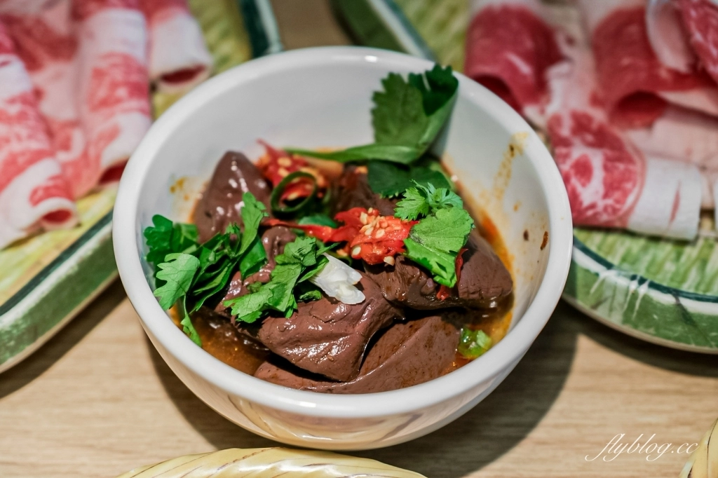 台中北屯｜鍋泰暖泰式南洋火鍋．充滿南洋風情的火鍋店，蔬菜自助吧、飲品、冰淇淋吃到飽 @飛天璇的口袋