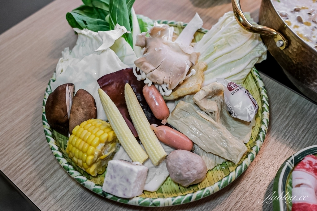 台中北屯｜鍋泰暖泰式南洋火鍋．充滿南洋風情的火鍋店，蔬菜自助吧、飲品、冰淇淋吃到飽 @飛天璇的口袋