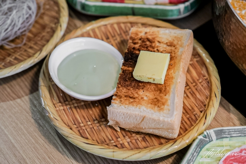 台中北屯｜鍋泰暖泰式南洋火鍋．充滿南洋風情的火鍋店，蔬菜自助吧、飲品、冰淇淋吃到飽 @飛天璇的口袋