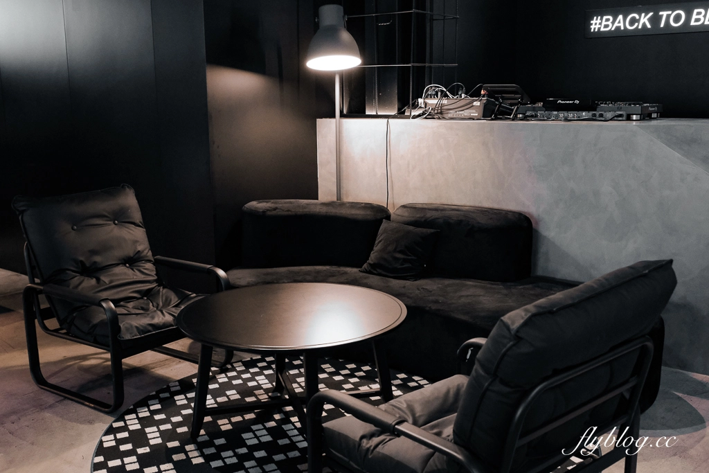 台中北屯｜ORIG BLACK DusK．暗黑系深夜咖啡館，早午餐甜點都好吃 @飛天璇的口袋