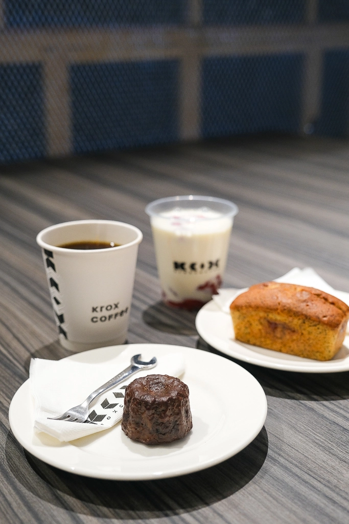 台中北屯｜K2G 48 Warehouse．KroX Coffee 跨蒔咖啡概念店，鐵工廠改建的咖啡館 @飛天璇的口袋