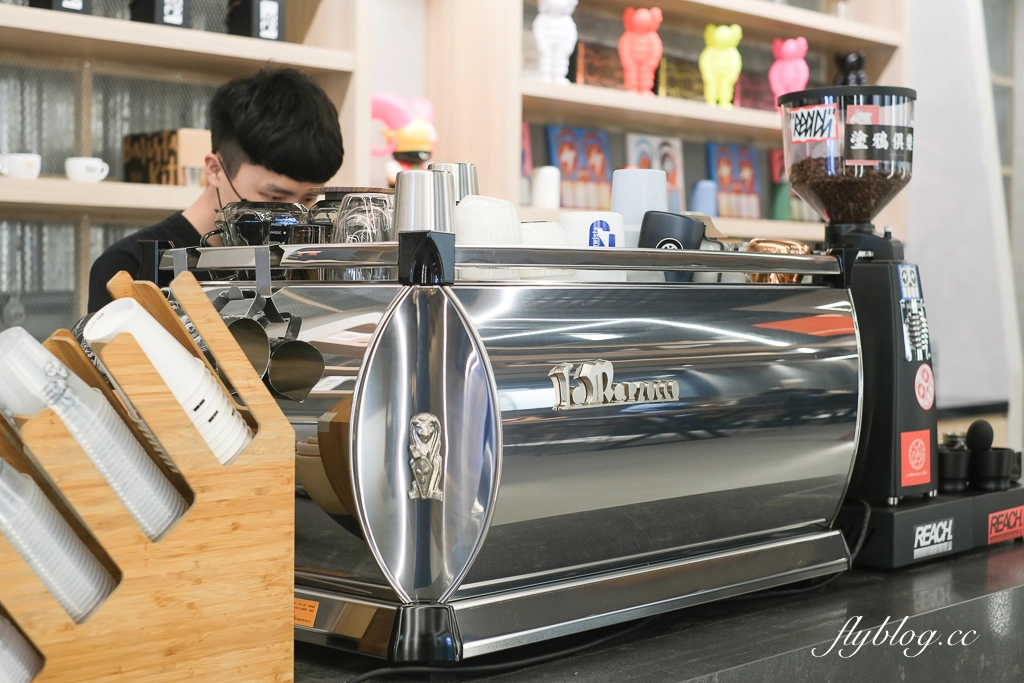 台中北屯｜K2G 48 Warehouse．KroX Coffee 跨蒔咖啡概念店，鐵工廠改建的咖啡館 @飛天璇的口袋