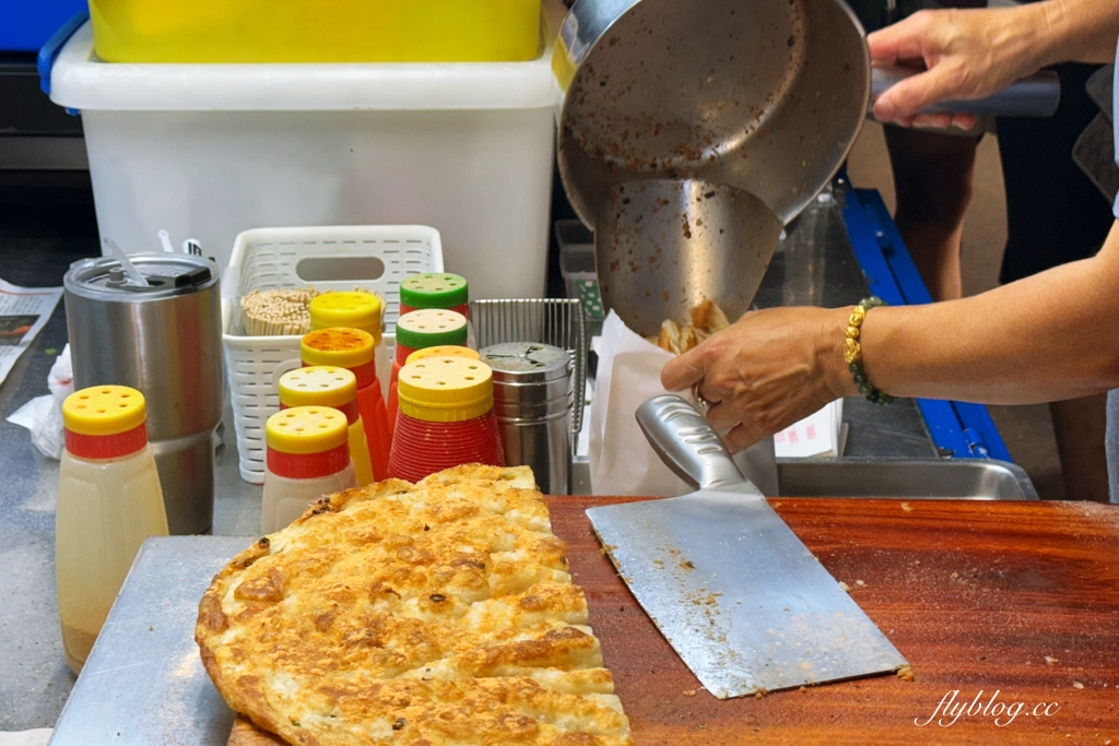 台中北屯｜丹丹蔥油餅．總站夜市排隊美食，蔥油餅超過10種口味 @飛天璇的口袋