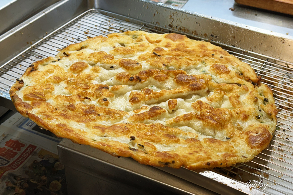 台中北屯｜丹丹蔥油餅．總站夜市排隊美食，蔥油餅超過10種口味 @飛天璇的口袋