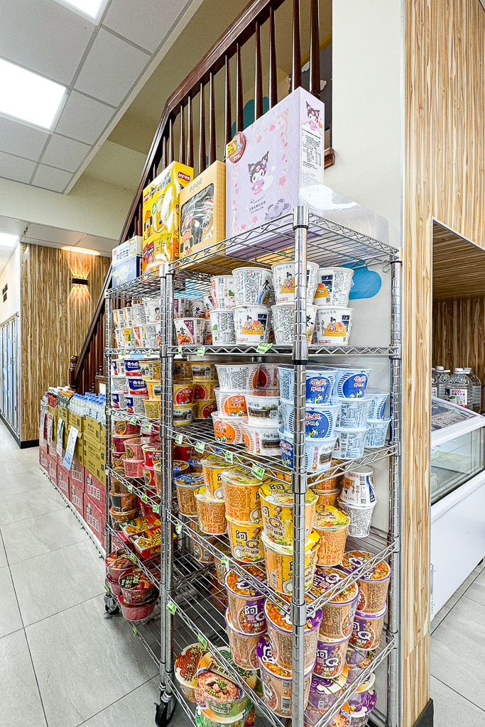 南投仁愛｜全家便利商店 清境雲海店．清境海拔最高便利商店，歐式城堡建築還有羊咩咩 @飛天璇的口袋