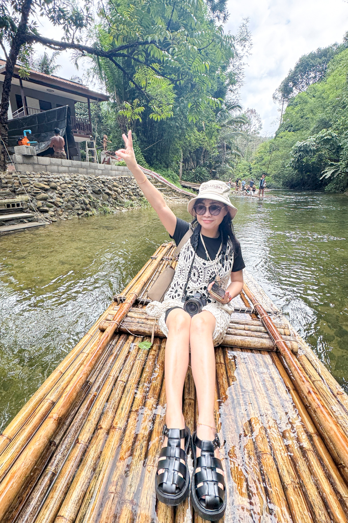泰國攀牙｜Komol’s Corner Bamboo Rafting．超療癒的竹筏泛舟，穿梭在潺潺流水中，兩邊都是林蔭遮敝 @飛天璇的口袋