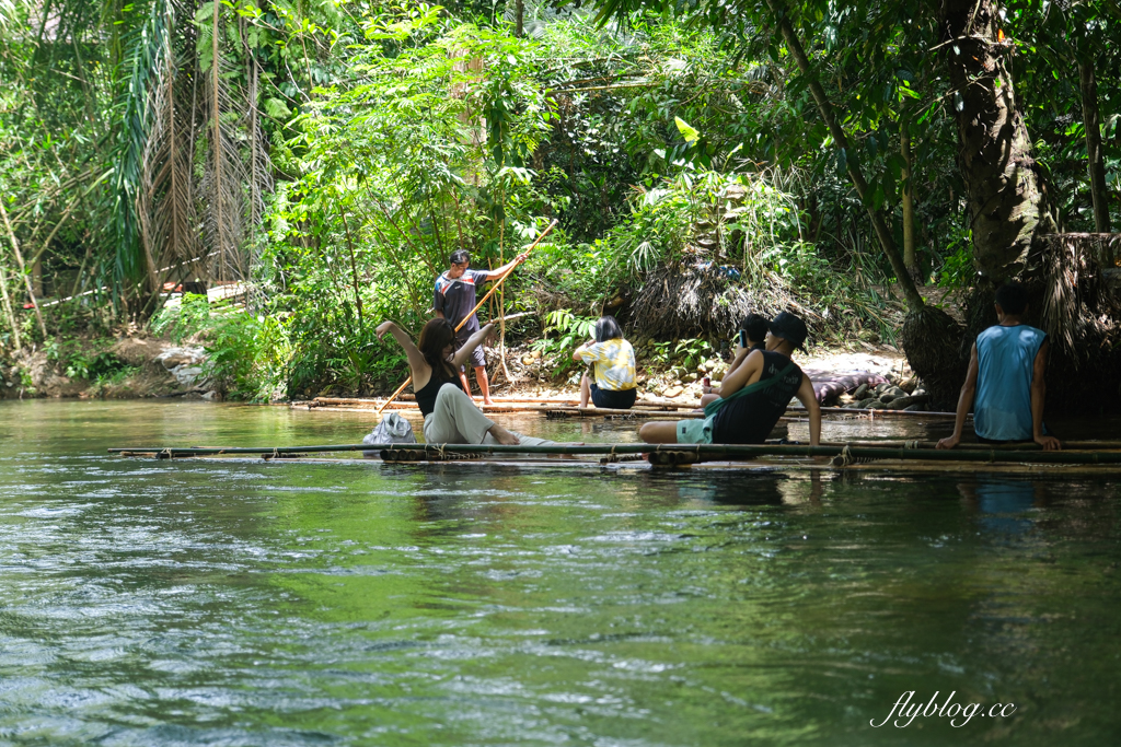 泰國攀牙｜Komol’s Corner Bamboo Rafting．超療癒的竹筏泛舟，穿梭在潺潺流水中，兩邊都是林蔭遮敝 @飛天璇的口袋