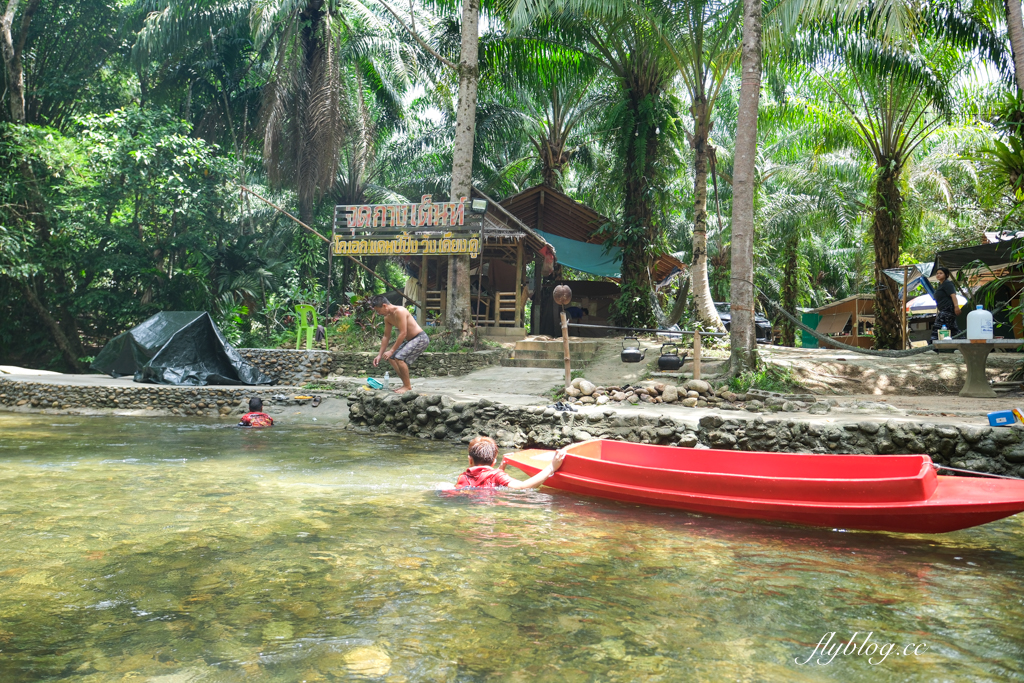 泰國攀牙｜Komol’s Corner Bamboo Rafting．超療癒的竹筏泛舟，穿梭在潺潺流水中，兩邊都是林蔭遮敝 @飛天璇的口袋