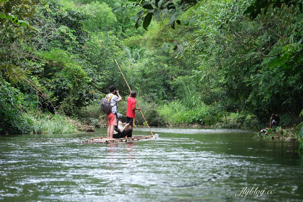 泰國攀牙｜Komol’s Corner Bamboo Rafting．超療癒的竹筏泛舟，穿梭在潺潺流水中，兩邊都是林蔭遮敝 @飛天璇的口袋
