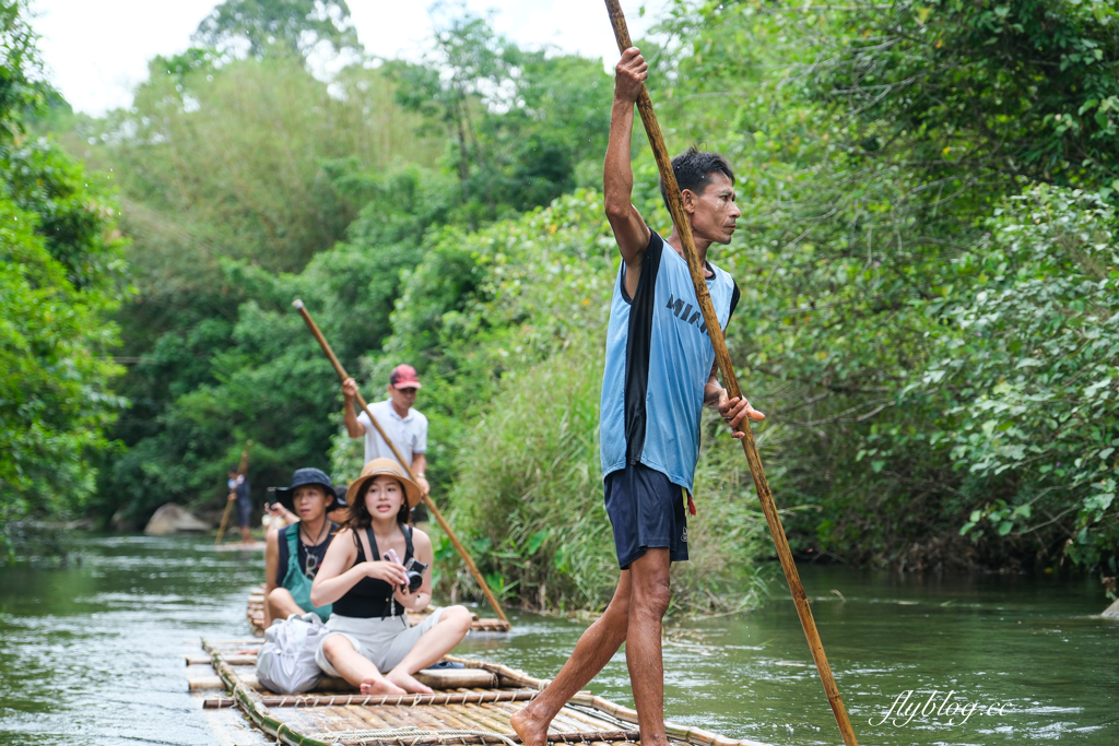 泰國攀牙｜Komol’s Corner Bamboo Rafting．超療癒的竹筏泛舟，穿梭在潺潺流水中，兩邊都是林蔭遮敝 @飛天璇的口袋